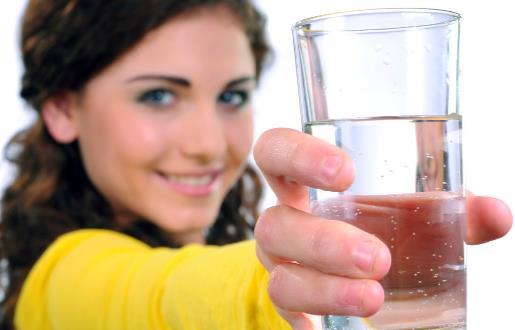 使用飲水機(jī)和電熱水壺喝水，哪種比較健康衛(wèi)生