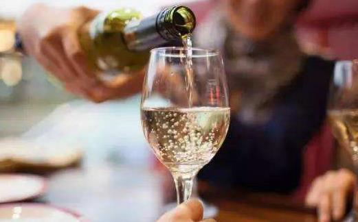 白葡萄酒和紅葡萄酒的區(qū)別 飲用葡萄酒的益處