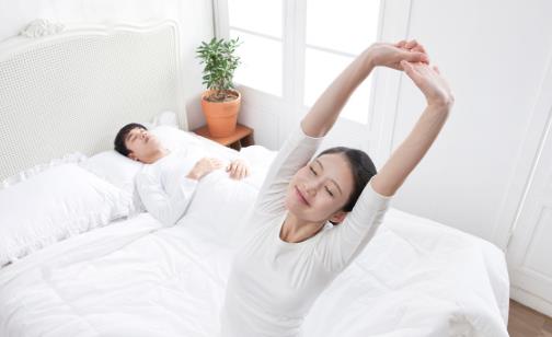 女人長(zhǎng)期裸睡，會(huì)有什么影響？若符合這些要求，整晚睡得