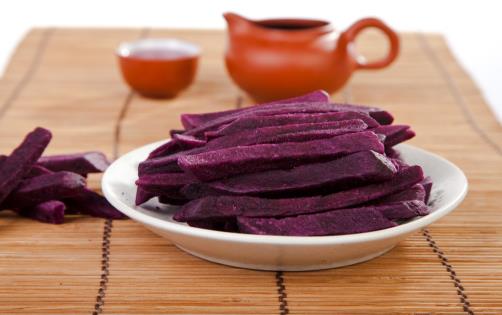 紫薯和胡蘿卜一起蒸著吃，促排便、增強(qiáng)免疫力，尤其適合