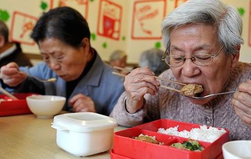 中老年人出現(xiàn)缺鈣骨質(zhì)疏松 老年人補(bǔ)鈣必知五技巧