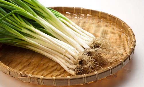 俗話說“常吃蔥、人輕松”，夏季吃蔥都有什么好處？一次