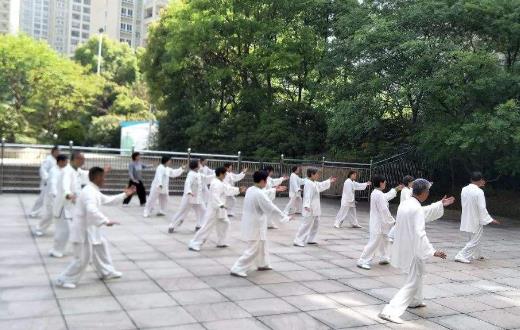 練太極拳是中老年人必備運(yùn)動(dòng) 堅(jiān)持練太極拳的好處