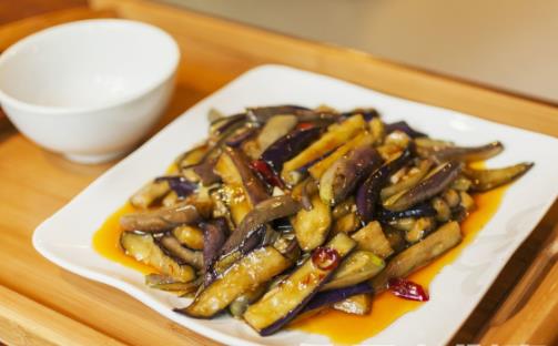 夏季吃茄子，營(yíng)養(yǎng)價(jià)值多，清熱解暑，平穩(wěn)血壓！你吃對(duì)了