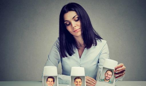 判斷男人是否出軌的6個(gè)妙招 男人愛一個(gè)人的表現(xiàn)
