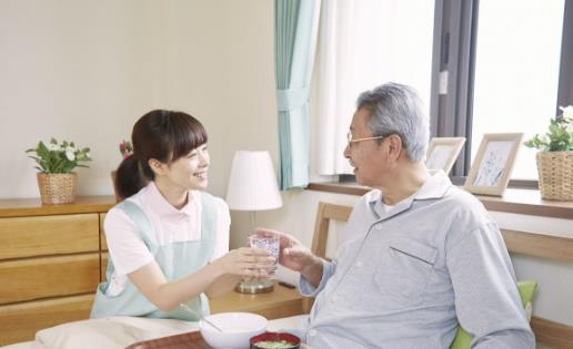 老人飲食的注意事項(xiàng) 老人太早吃早餐加重胃腸道負(fù)擔(dān)
