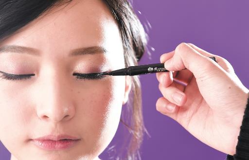 派對(duì)貓眼妝的妝容要點(diǎn) 4種畫法演繹不同風(fēng)情