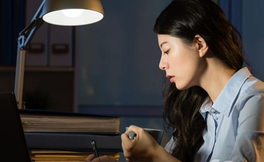 經(jīng)常熬夜對身體的危害 防止熬夜的3種方法