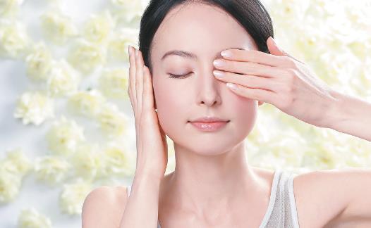 八種緩解黑眼圈的方法 令眼部呈現(xiàn)水潤(rùn)緊致狀態(tài)