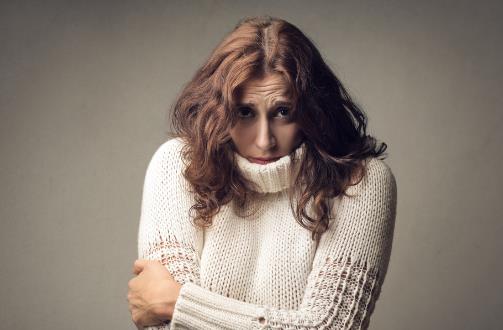 女性冬季手腳冰涼，是氣血不足還是體虛？這是女性對寒冷