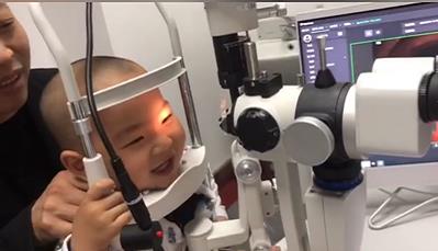 2歲寶寶患先天性白內(nèi)障，愛爾眼科專家助其重獲光明