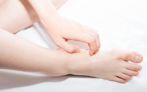 有腳氣的人，經(jīng)常用鹽水泡腳就能消滅真菌嗎？它沒有這個
