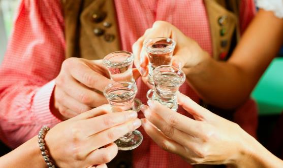 喝酒時(shí)傷肝又傷胃的飲食揭秘 喝酒的各種不宜事項(xiàng)