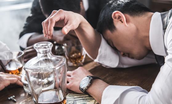 喝酒時(shí)傷肝又傷胃的飲食揭秘 喝酒的各種不宜事項(xiàng)