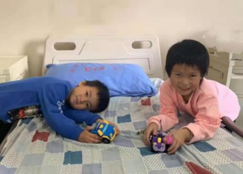 孩子看東西瞇眼、歪頭就是近視？可能是先天性白內障在搞鬼