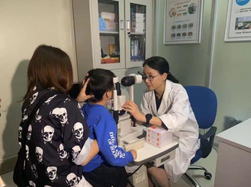 孩子看東西瞇眼、歪頭就是近視？可能是先天性白內障在搞鬼
