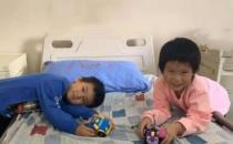 孩子看東西瞇眼、歪頭就是近視？可能是先天性白內(nèi)障在搞鬼