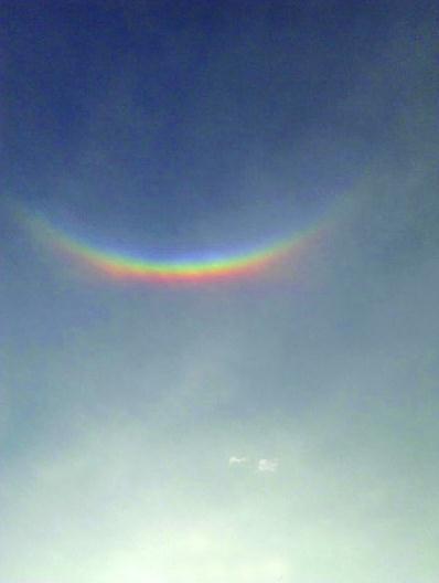 江蘇上海天空3個太陽，南京晴天倒掛微笑彩虹，專家稱不是末日是幻日