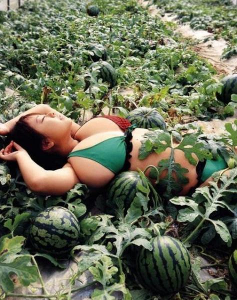 比比誰種的西瓜大？大胸美女的胸器與西瓜的對(duì)比
