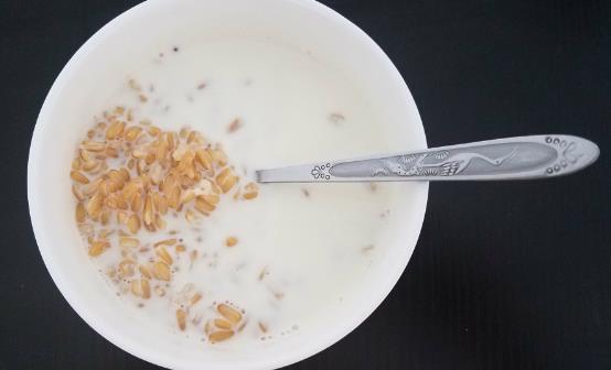 孕中期應(yīng)掌握少吃多餐的原則 推薦6道簡單的夜宵食譜