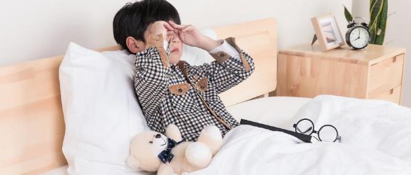 西安普瑞眼科提醒您：疫情宅家，孩子異物入眼應(yīng)該怎么處理？
