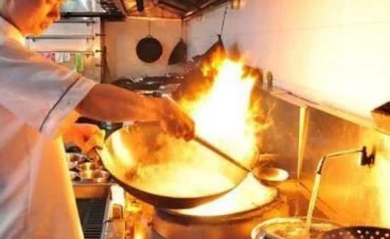 廚房的油煙給身體健康帶來大的隱患 減少廚房油煙通風工作要做好