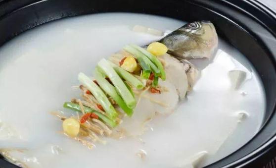 喝鯽魚湯可以調節(jié)腸胃 烹制奶白鯽魚湯的秘訣及禁忌