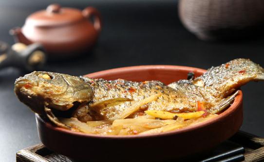 喝鯽魚湯可以調節(jié)腸胃 烹制奶白鯽魚湯的秘訣及禁忌