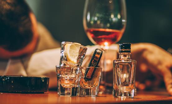 長(zhǎng)期酗酒給身體帶來(lái)10大危害 推薦四種中醫(yī)戒酒方