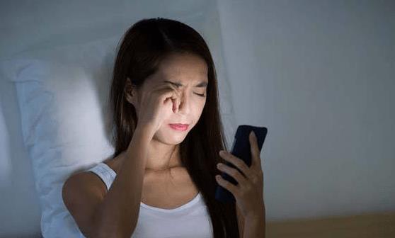 長期睡前熬夜玩手機(jī)會帶來的8個后果 改掉壞習(xí)慣利于健康