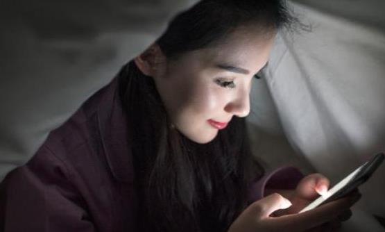 長期睡前熬夜玩手機(jī)會帶來的8個后果 改掉壞習(xí)慣利于健康