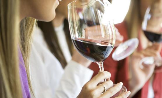 女人喝葡萄酒養(yǎng)生 常喝葡萄酒的7個好處