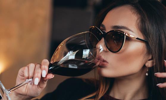 女人喝葡萄酒養(yǎng)生 常喝葡萄酒的7個好處