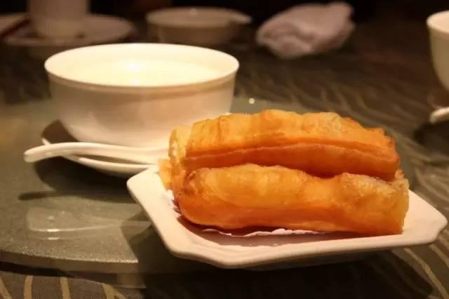 早餐哪些食物不建議吃，不吃早餐的危害：低血糖、胃炎、胃潰瘍