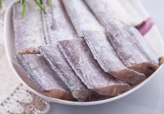 甲醛浸泡過的帶魚一碰熱油就扭曲、炸裂“開花”，千萬別買別吃